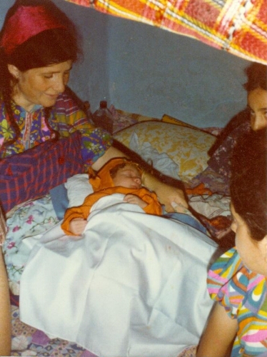 Nouveau-né sur les genoux de sa mère, avant la circoncision, Djerba
